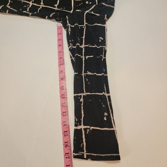 Versona size medium black cream lines with flaps in back. Long sleeve. - Picture 8 of 13